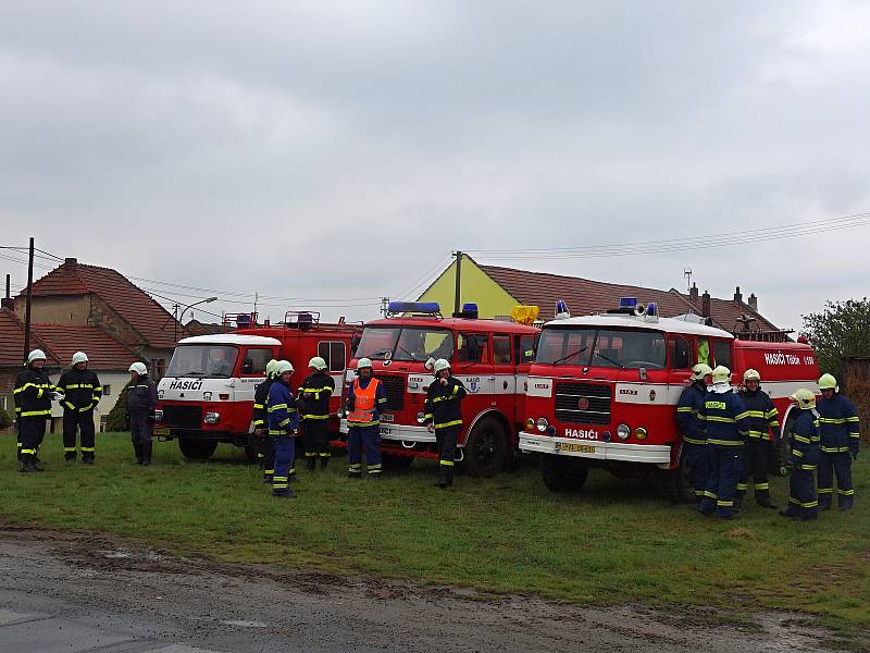 Námětové hasičské cvičení ve vrchoslavické sokolovně. 13.4. 2019