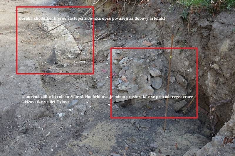Sonda na židovském hřbitově potvrdila, že šlo o betonový obrubník.  