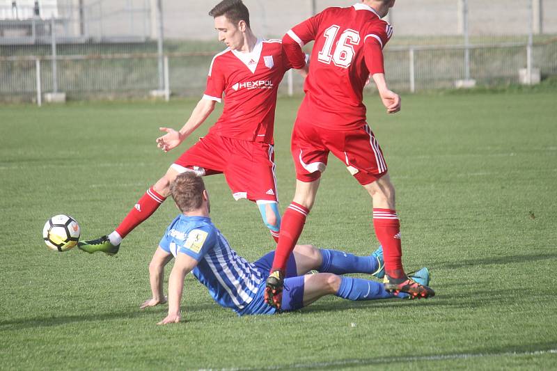 Fotbalisté Prostějova (v modrém) doma porazili Uničov 2:0.