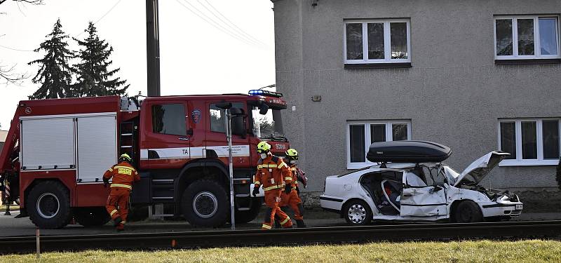 Osobní vlak smetl na nechráněném přejezdu v Kostelci na Hané osobní automobil se čtyřmi lidmi. 25.2. 2021