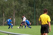 Lipová (v bílo-černém) vs. Hustopeče 5:2. Zleva Tomáš Novák, Michal Takáč, Pavel Jambor