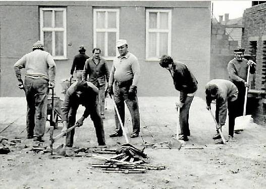 VÝSTAVBA KULTURNÍHO DOMU v roce 1982. Budova bývalé základní školy prošla v 80. letech rekonstrukcí. Výuka zde skončila v roce 1968, poté bývalá škola sloužila jako klubovna. V roce 1985 byla nová budova zkolaudována jako kulturní dům.