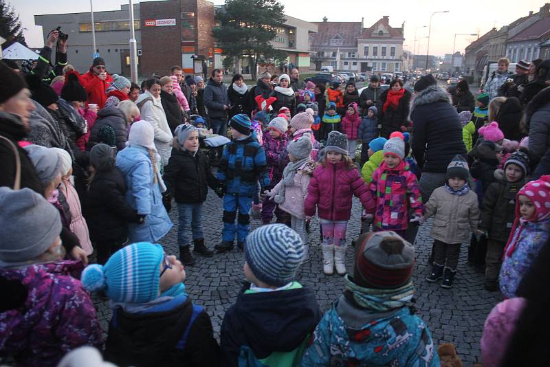 Rozsvěcení vánočního stromu v Kostelci