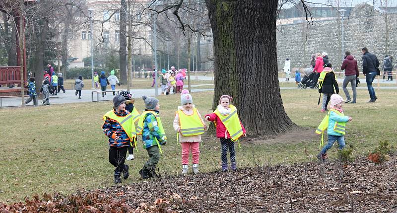 Sbírání velikonočních vajec ve Smetanových sadech v Prostějově