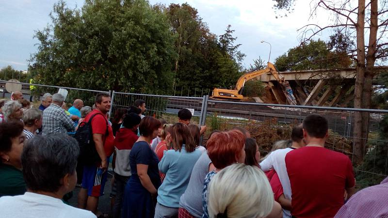 Bourání nadjezdu v 18.00 uzavřelo D46 u Olšan u Prostějova. Práce sledovaly desítky lidí.