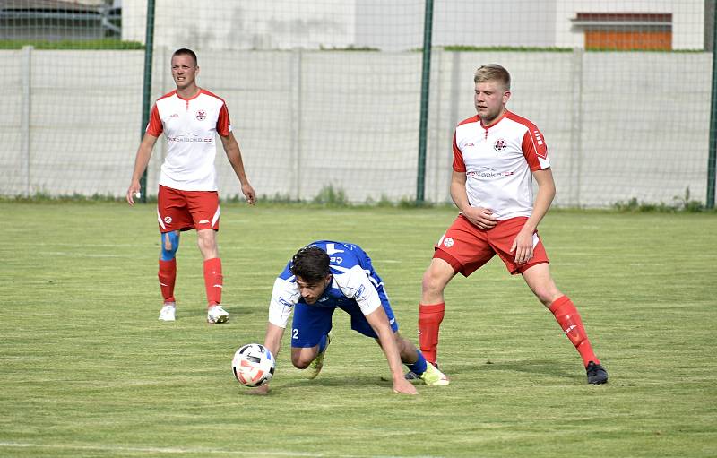 Fotbalové derby mezi Kostelcem na Hané (bíločervení) a Čechovicemi. 14.5. 2022