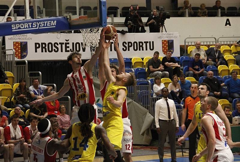 Basketbalisté Olomoucka (ve žlutém) porazili ve 2. zápase čtvrtfinále Pardubice 102:91.