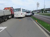 U křižovatky ulic Josefa Lady a Krapkovy v Prostějově se srazila dodávka s autobusem.