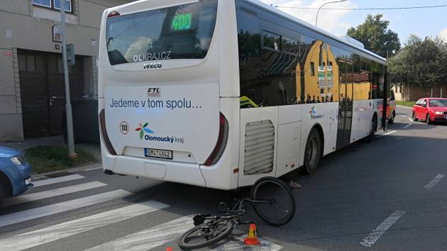 Devítiletá cyklistka narazila v Olšanech u Prostějova do autobusu, pátek 15. září 2023.
