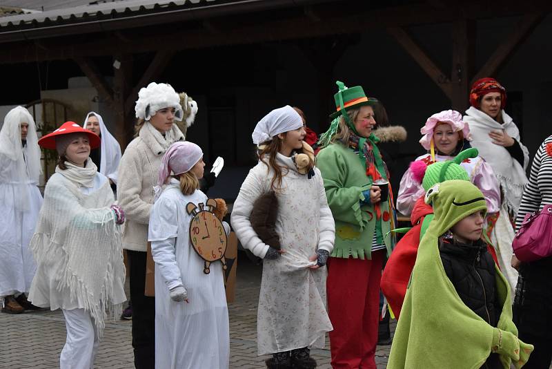 Letošní masopustní průvod začínal na Zlaté farmě. Masky prošly Štětovicemi.