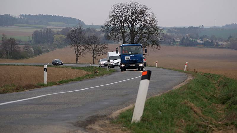 Silniční úsek mezi Vícovem a Ohrozimí. Místo častých dopravních nehod