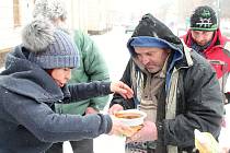 Podávání polévky bezdomovcům v Prostějově