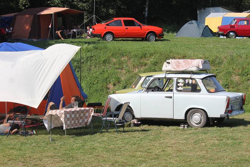 V plumlovském campu Žralok se o víkendu konalo 1. moravské setkání automobilů a motorek RVHP. Nadšenci a majitelé historických vozidel přijížděli do Plumlova z celé republiky, ti nejvzdálenější byli až ze slovenské Privevidze.