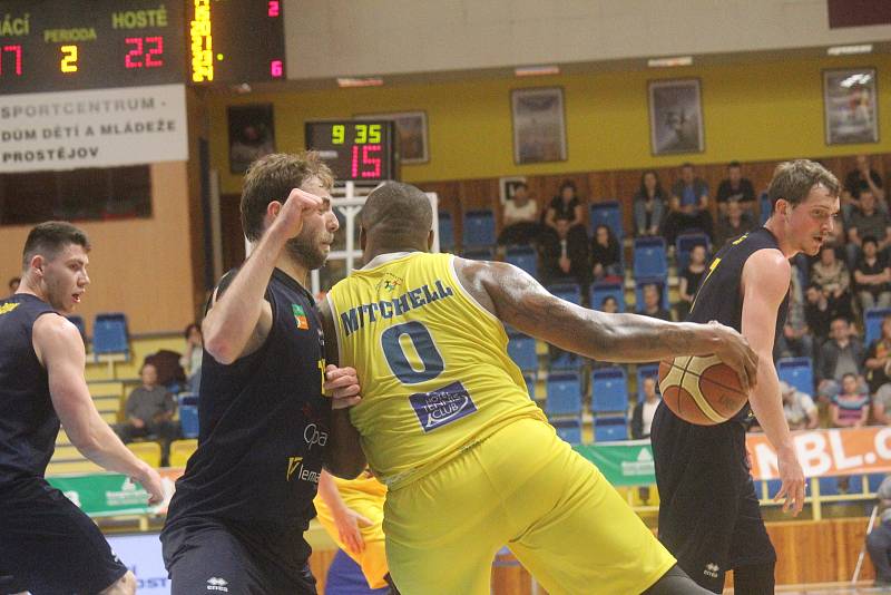 Prostějov - Basketbalisté Opavy(v modrém) vyhráli na palubovce Olomoucka 89:71
