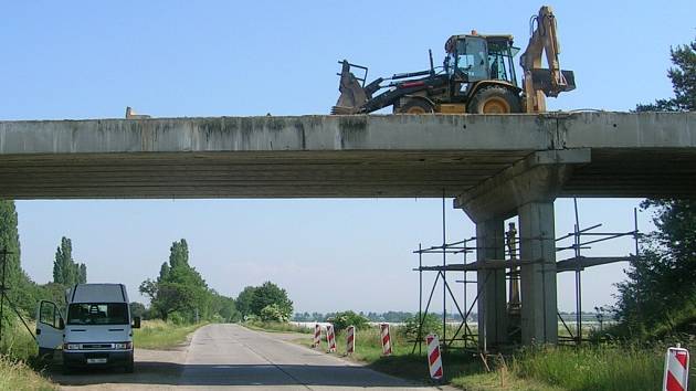 Most mezi Výšovicemi a Určicemi prochází kompletní rekonstrukcí. Ta má stát přes dvaadvacet milionů a skončit nejpozději v září.