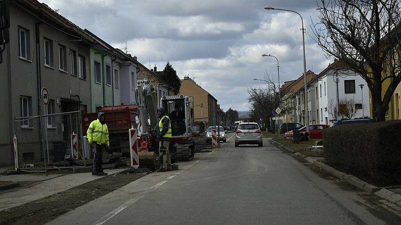 Vrahovická ulice bude v úseku od mostu přes Hloučelu až po základní školu čtyři měsíce uzavřena.