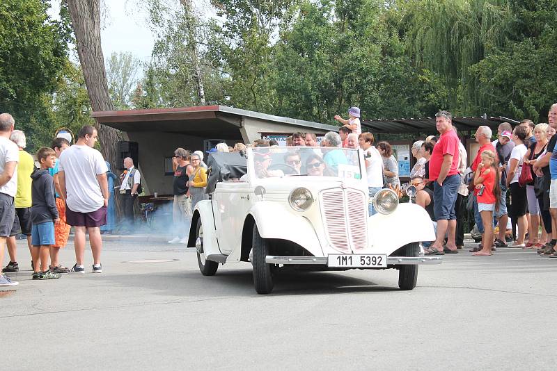 Přehlídka historických motorových vozidel v rámci soutěžní přehlídky Rallye na pohodu - z lázní do lázní. 18.8. 2019