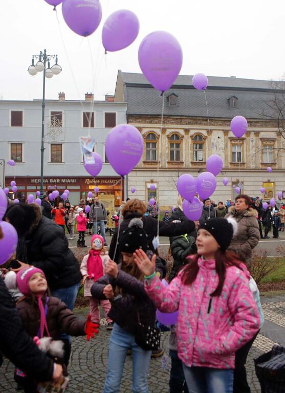 Z Prostějova vyletěly balonky k Ježíškovi. Děti i dospělí poslali stovky  přání - Prostějovský deník