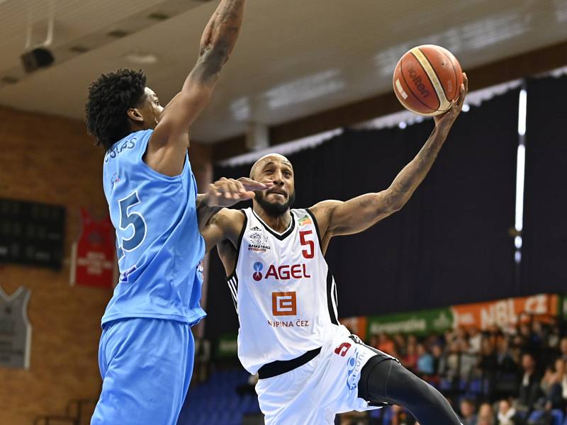 Z basketbalového utkání semifinálové série NBL Nymburk - Olomoucko (103:80).