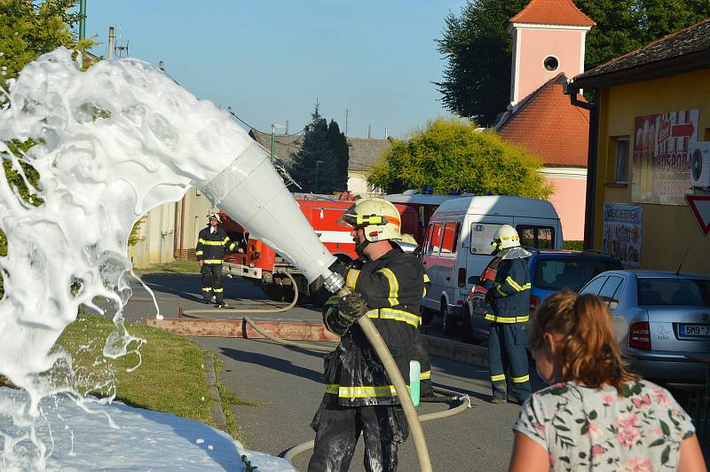 Hasiči dětem připravili i pěnu, kde se děti mohly zchladit.