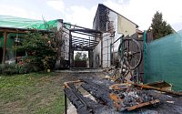 Rozsáhlý požár zasáhl v sobotu několik budov v obci Lutotín na Prostějovsku. Nejprve začalo hořet v garáži, ale plameny se rozšířily i na přilehlý rodinný domek.