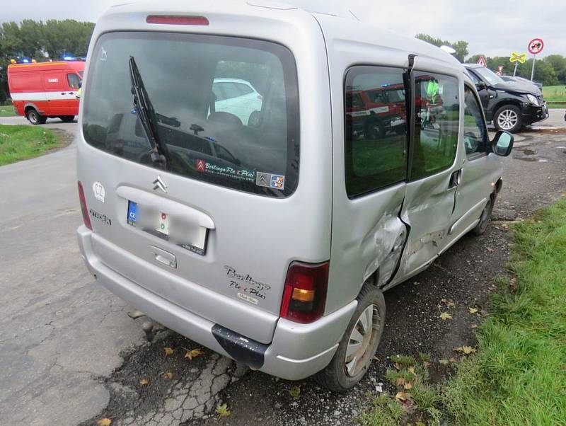 Na křižovatce mezi Kostelcem a Prostějovem se během čtyř hodin srazila čtyři auta.