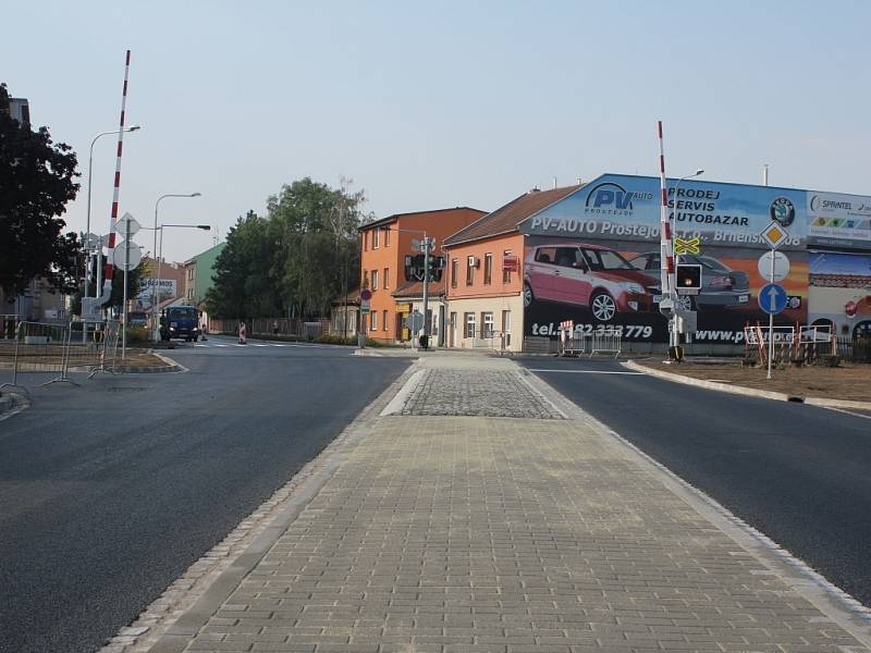 Zrekonstruovaná silnice a přejezd v Olomoucké ulici v Prostějově