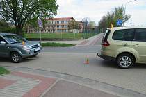 Cyklista se pokoušel v Prostějově projet mezi dvěma auty, ale narazil na tažné lano.