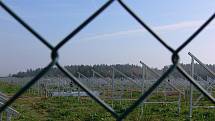 Stavba solárních panelů za Určicemi