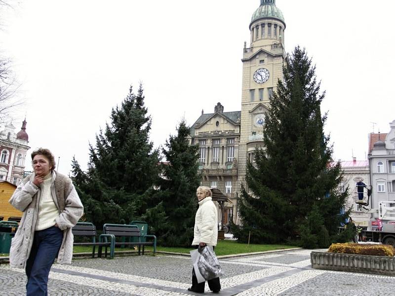Instalace vánočního stromu v Prostějově