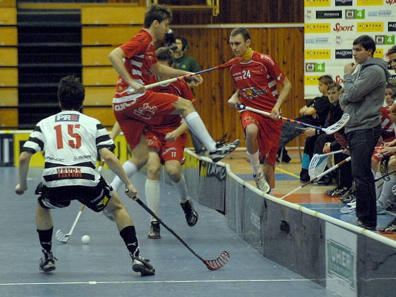 Finále Poháru ČFbU v Prostějově: Bulldogs Brno (v červeném) vs. Tatran Střešovice (v bíločerném)