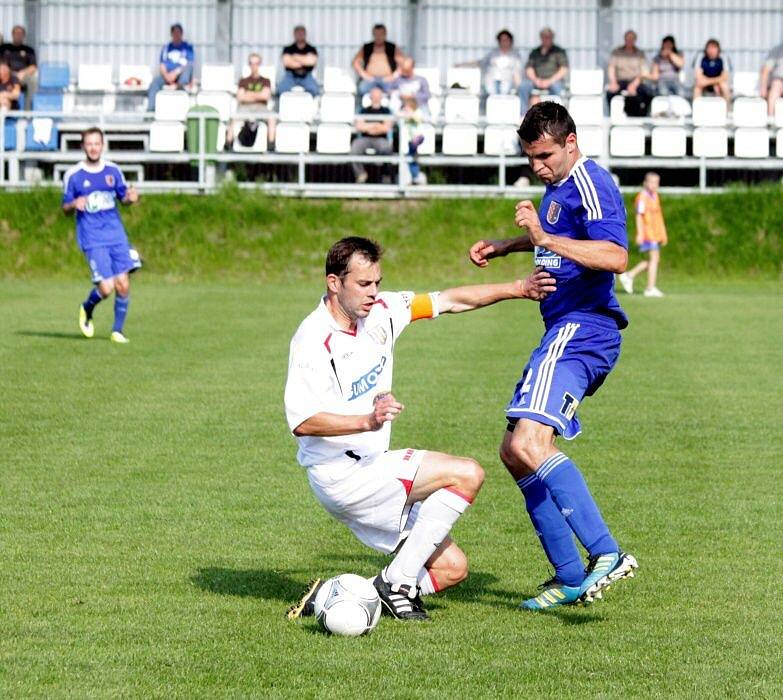 Fotbalisté 1.SK Prostějov (v modrém) proti Břeclavi