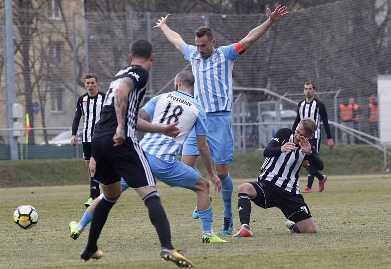 Fotbalisté Prostějova (ve světlém) prohráli s Českými Budějovicemi 0:1.