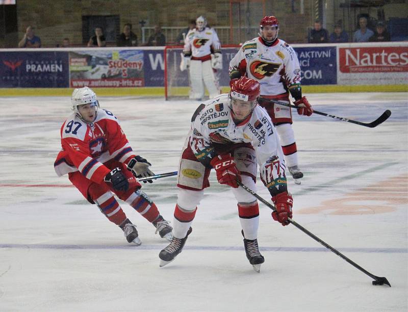 Hokejisté Prostějova (v bílém) doma v přípravném utkání podlehli Třebíči 2:3.