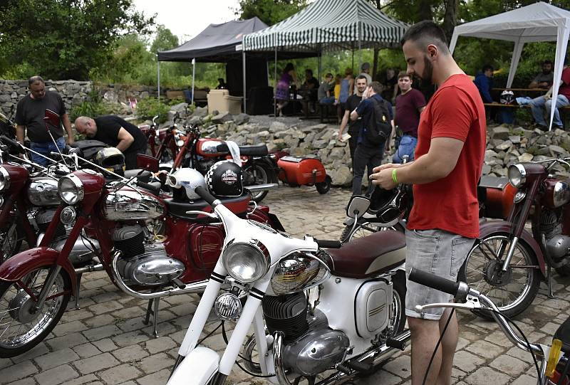 Unikátní sraz motorek a starých aut  na starém mlýně v Hradčanech - 12. 6. 2021