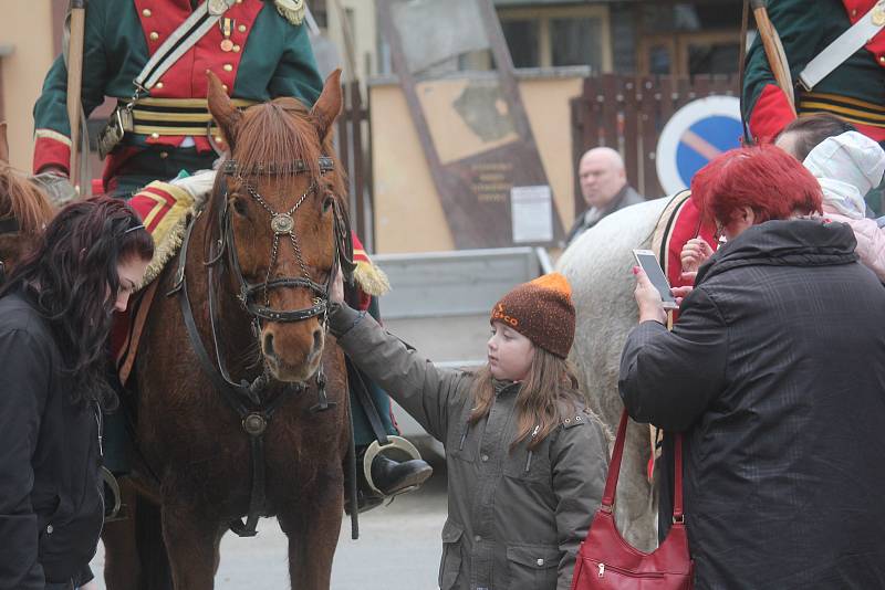 Spanilá jízda po obcích Olomouckého kraje slavnostně zahájila další sezonu oblíbeného Muzea kočárů v Čechách pod Kosířem