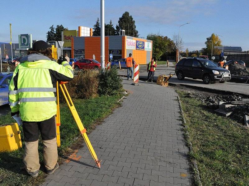 Stavba kruhového objezdu u budoucího Obi