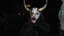 Mikulášská nadílka spojená s průvodem alpských čertů Krampusáků potěšila U Rockyho davy lidí. 4.12. 2022