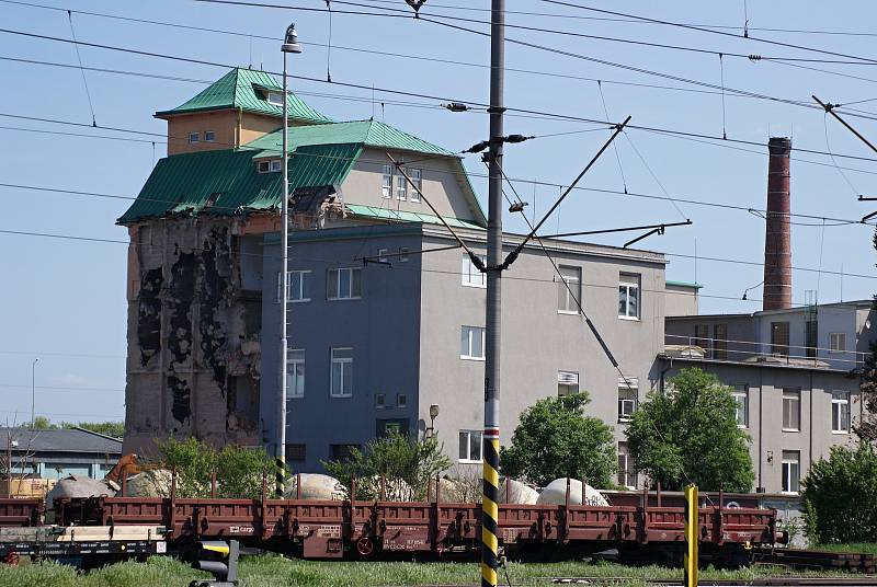 Bourání budovy bývalého sila v areálu společnosti REAL-VITA v Prostějově - 25. dubna 2019