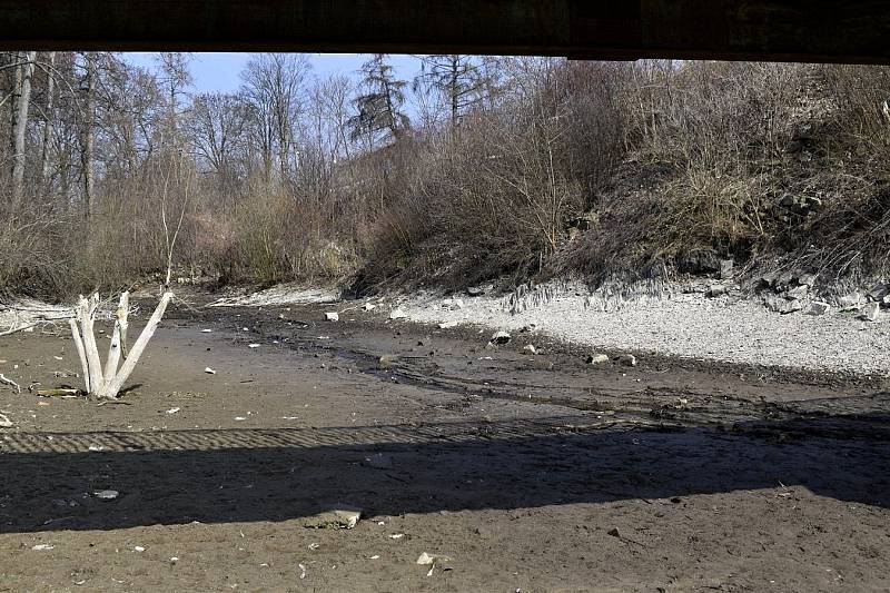 Plumlovská přehrada 26. března 2021. Velká rekonstrukce výpusti Plumlovské přehrady už běží. Nízká hladina odkrývá část dna a starou hráz