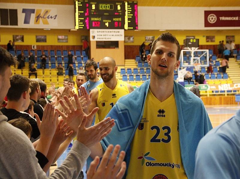 Basketbalisté Olomoucka (ve žlutém) porazili ve 2. zápase čtvrtfinále Pardubice 102:91.