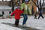 Lidé využívají skoro každou vhodnou plochu. Na plácku v ulici Okružní bylo v pátek 2. ledna mnoho příznivců bruslení.