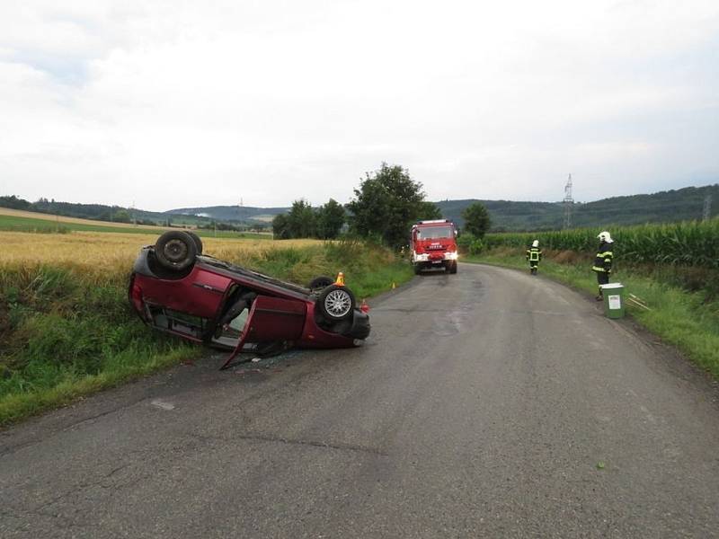 Řidič se spolujezdcem se zranili po té, co auto skončilo na střeše. 