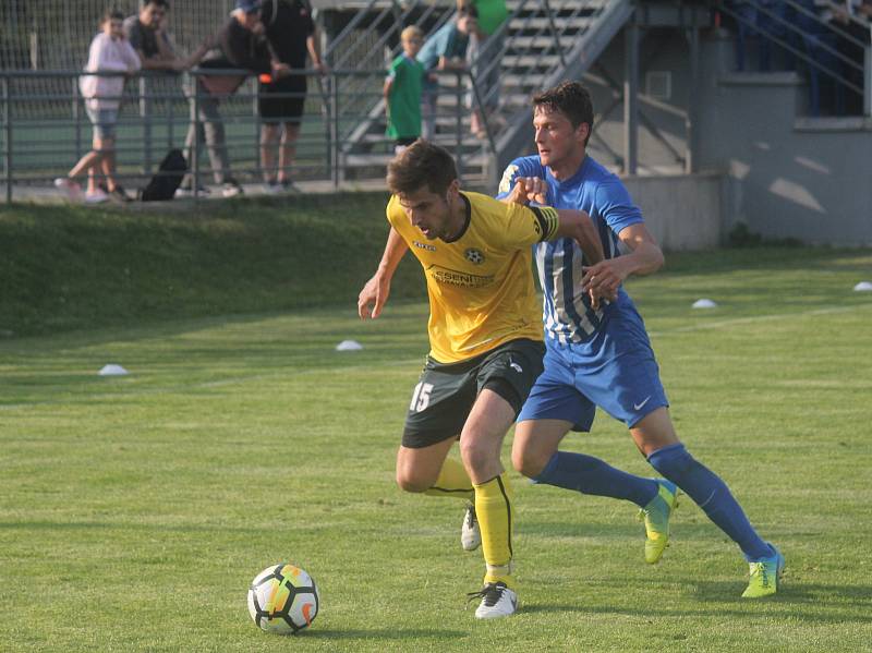 Fotbalisté Prostějova (v modrém) porazili Petřkovice 3:1