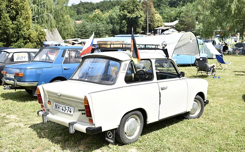 Majitelé nesmrtelných východoněmeckých vozidel se sešli o víkendu v plumlovském kempu Žralok. 2.7. 2022