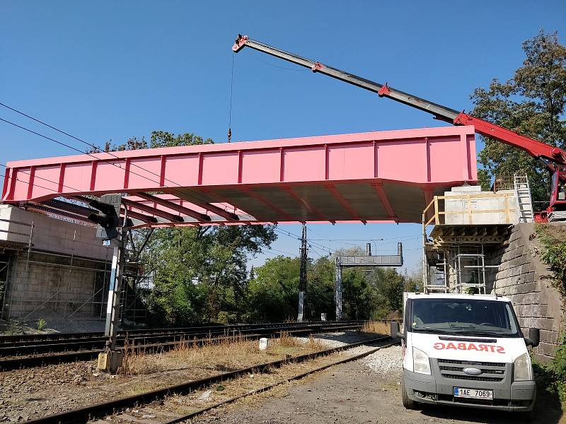 Na snímku je růžový most, který instaloval zhotovitel nad tratí Přerov – Bohumín v noci z 15. na 16. září. Váží 64 tun a na jeho zkompletování padlo tisíc speciálních šroubů.