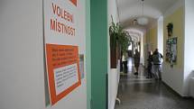 Do volební místnosti na náměstí E. Husserla v Prostějově chtěli jít lidé volit už před druhou hodinou. Zájem byl v prvních chvílích velký