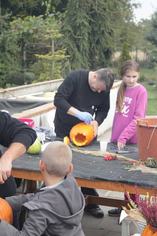 Kostelec o víkendu přivítal podzim již čtvrtými dýňovými slavnosti, opravdu vše bylo z této pro podzim tak typické plodiny. Návštěvníci mohli vyzkoušet dýňové pivo, polévku, cukroví či pomazánku