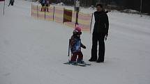 Ve skiareálu Kladky se v sobotu uskutečnil další ročník Kladecké lyže. Nejmladšímu závodníkovi nebyly ještě ani tři roky. Foto: Deník/Michal Sobecký