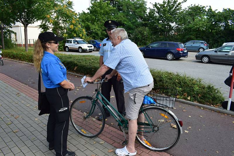 Kontrola dopadla docela dobře, cyklistům chyběly jen reflexní prvky. Foto: Policie ČR